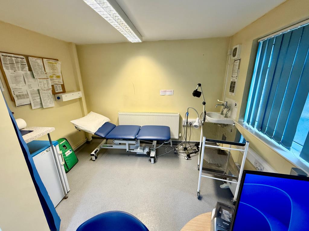 Lot: 58 - DOCTORS SURGERY WITH VACANT UPPER PARTS OFFERING POTENTIAL - Room one
